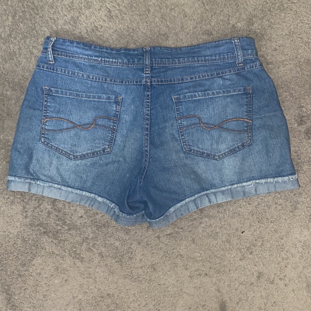 Shorts - Picture 2 of 5